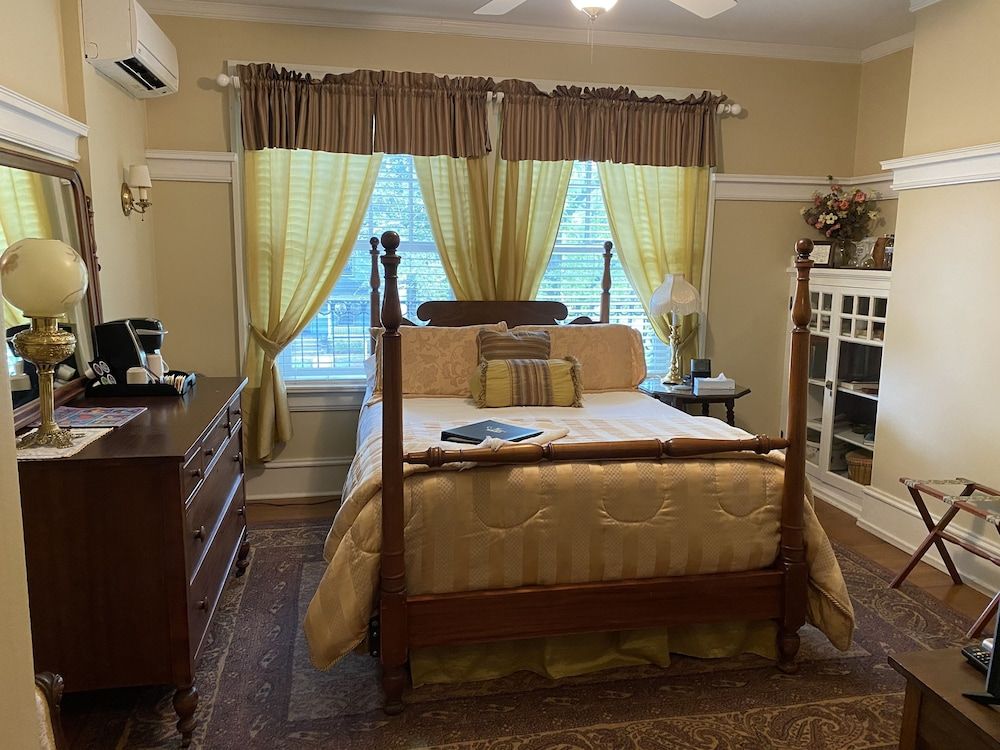 Room, 1 Queen Bed, Non Smoking (Dahlia)