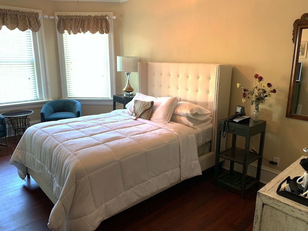 Room, 1 Queen Bed, Non Smoking, Jetted Tub (Lily)