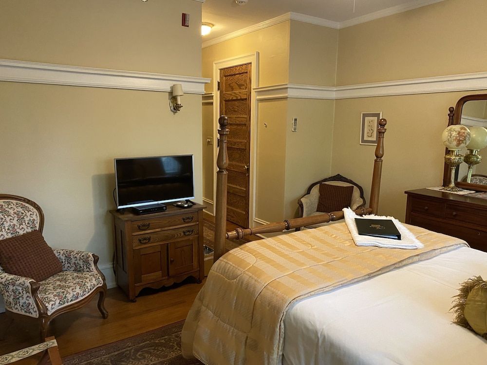 Room, 1 Queen Bed, Non Smoking (Dahlia)