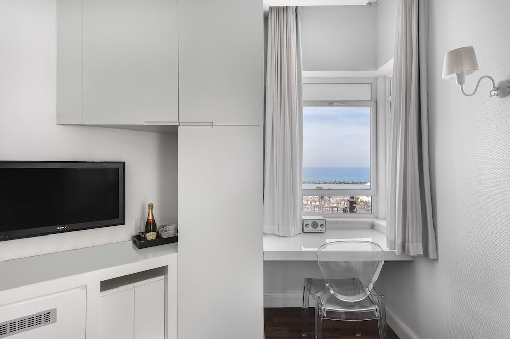 Gordon By The Beach Deluxe Double Room with Front View and Front Balcony 11