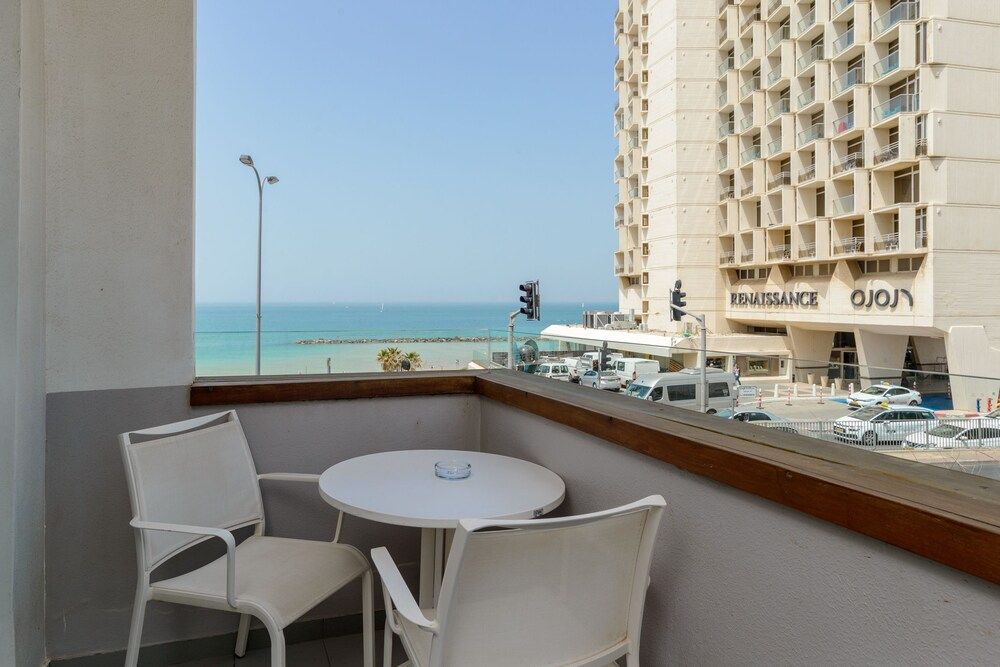 Gordon By The Beach Deluxe Double Room with Front View and Front Balcony 19