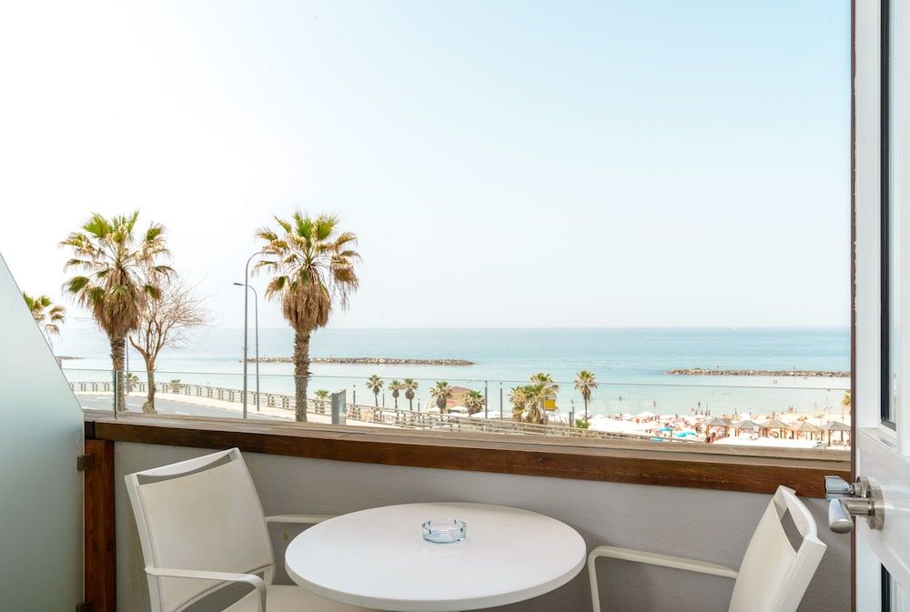 Gordon By The Beach Deluxe Double Room with Front View and Front Balcony 21