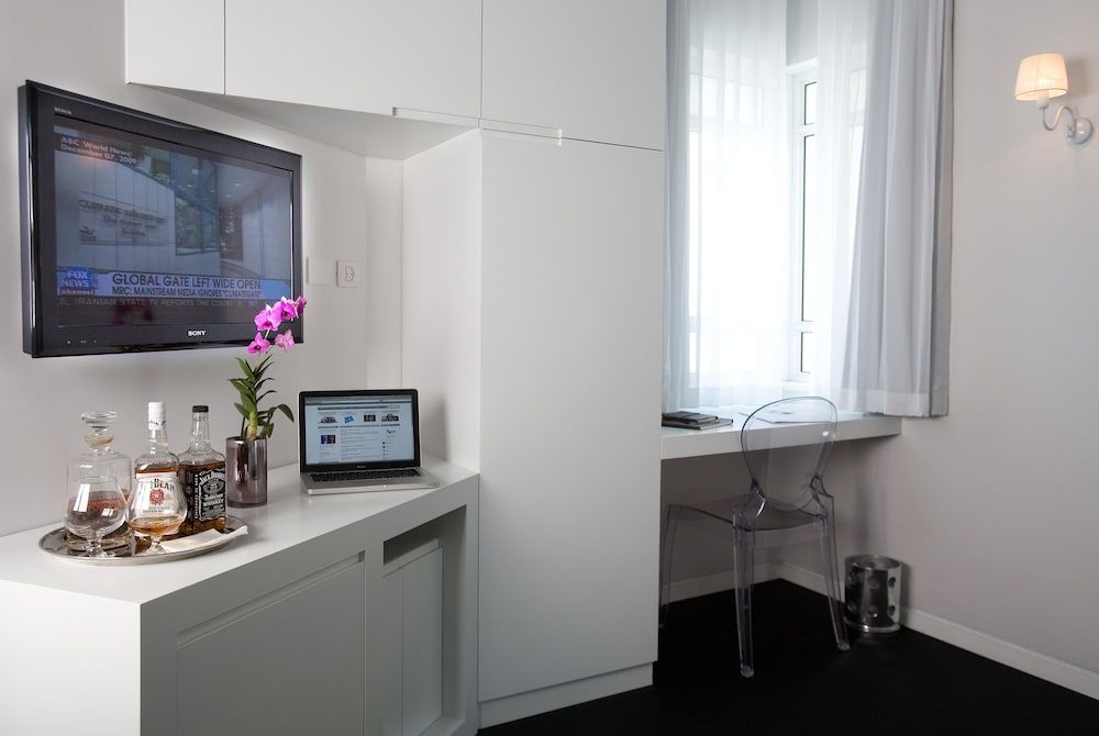 Gordon By The Beach Deluxe Double Room with Front View and Front Balcony 2