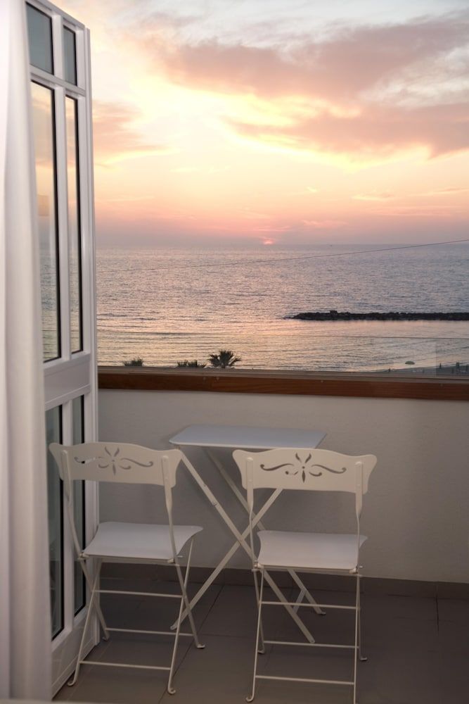 Gordon By The Beach Deluxe Double Room with Front View and Front Balcony 13