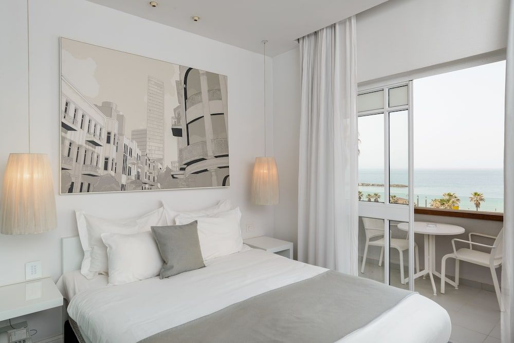 Gordon By The Beach Deluxe Double Room with Front View and Front Balcony 8