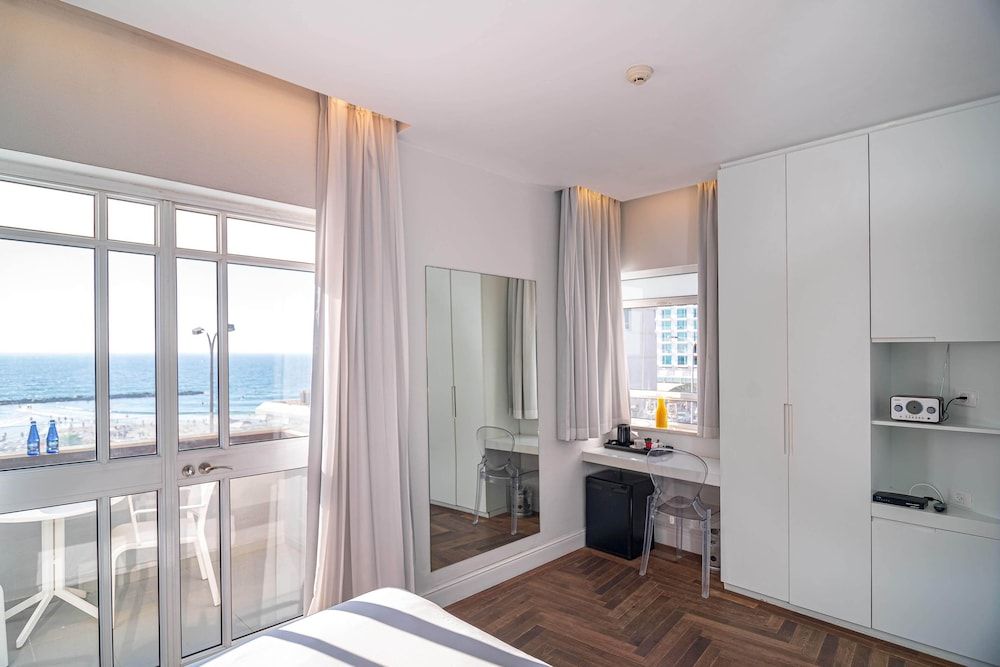 Gordon By The Beach Deluxe Double Room with Front View and Front Balcony 9