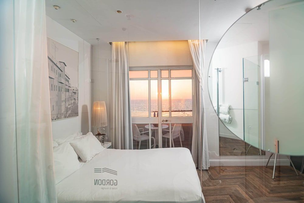 Gordon By The Beach Deluxe Double Room with Front View and Front Balcony 10