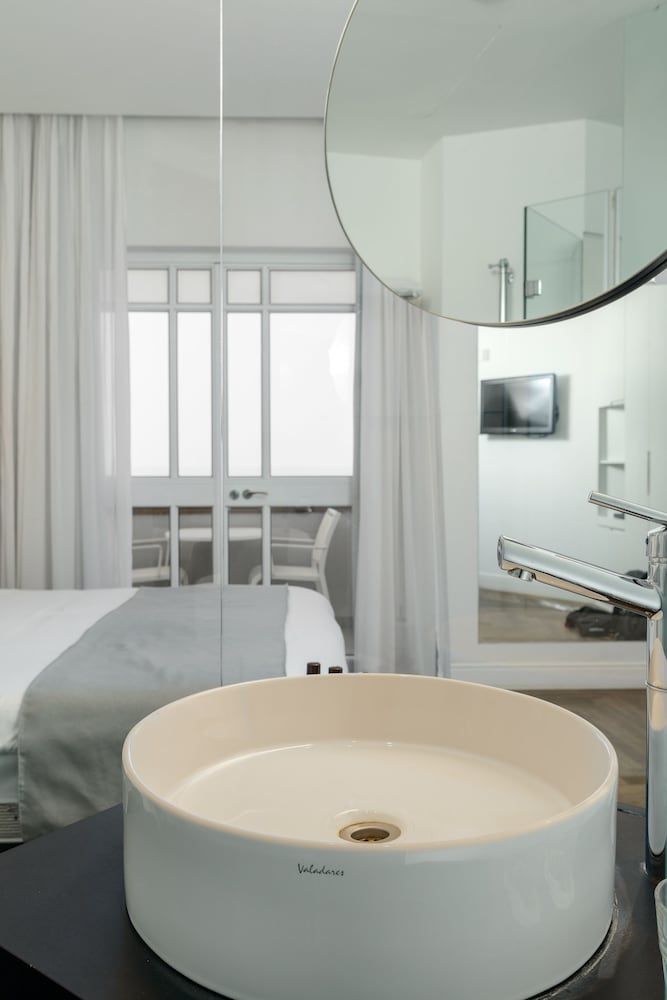 Gordon By The Beach Deluxe Double Room with Front View and Front Balcony 16