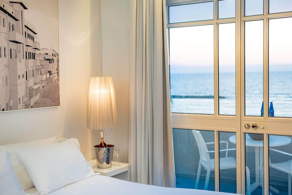Gordon By The Beach Deluxe Double Room with Front View and Front Balcony 22