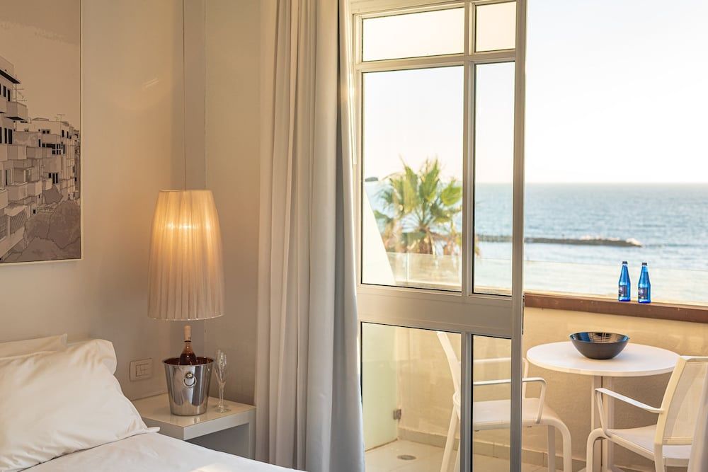 Gordon By The Beach Deluxe Double Room with Front View and Front Balcony 18