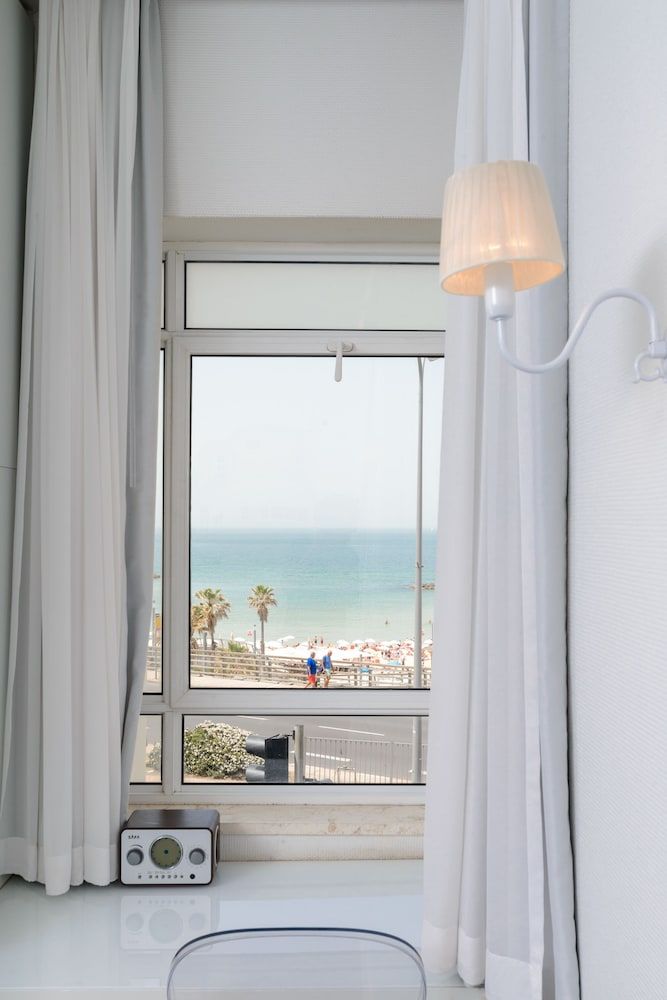 Gordon By The Beach Deluxe Double Room with Front View and Front Balcony 6