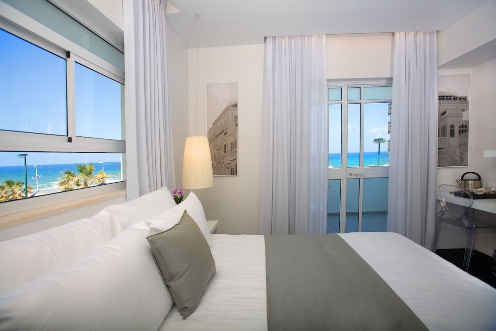 Gordon By The Beach Deluxe Double Room with Front View and Front Balcony 14