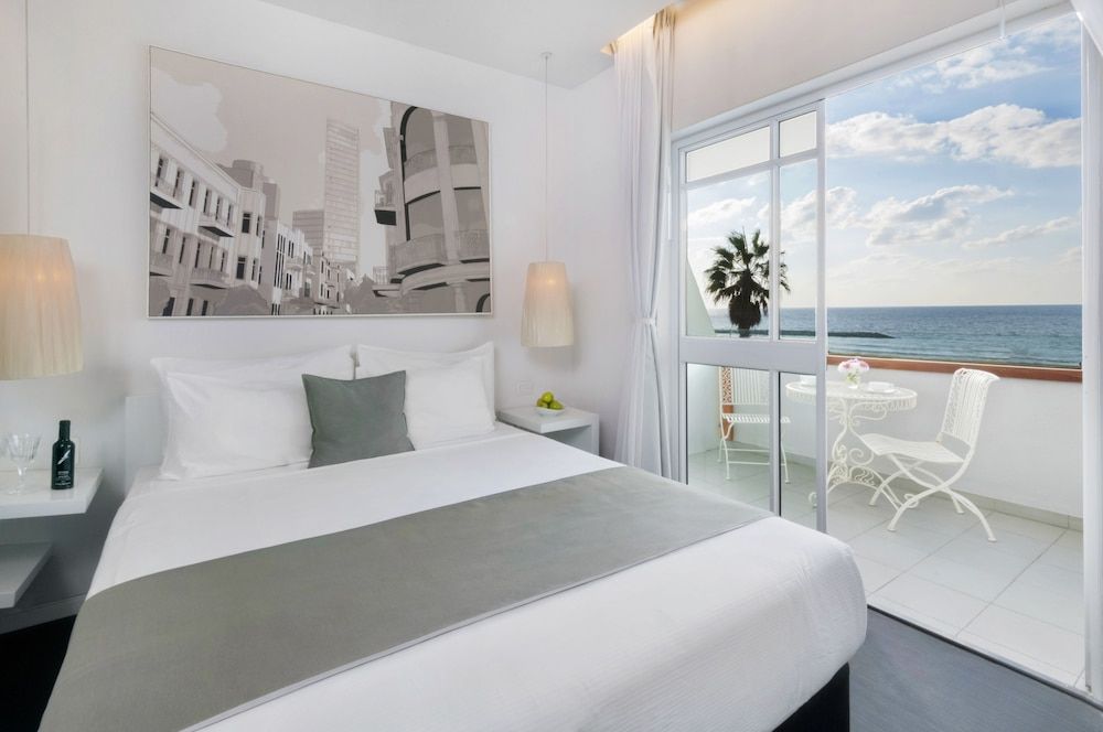 Gordon By The Beach Deluxe Double Room with Front View and Front Balcony 23