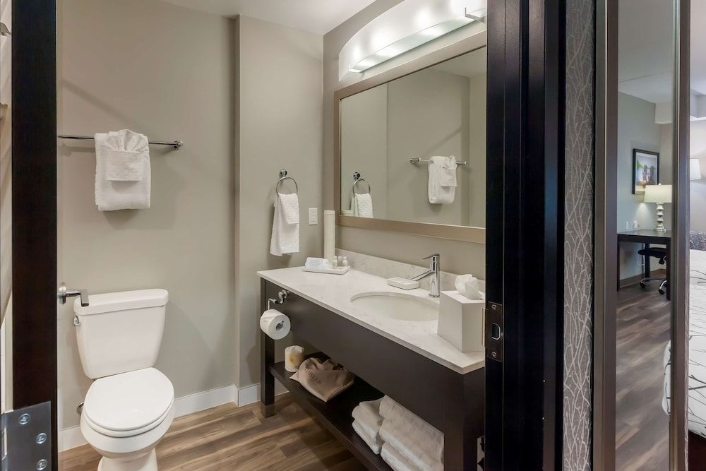 Standard Room, 1 Queen Bed, Non Smoking, Refrigerator & Microwave