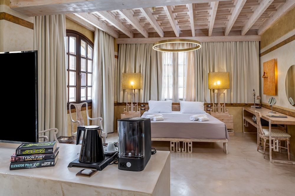 10GR Boutique Hotel and Wine Bar Executive Suite Rhodes with Hot Tub 10