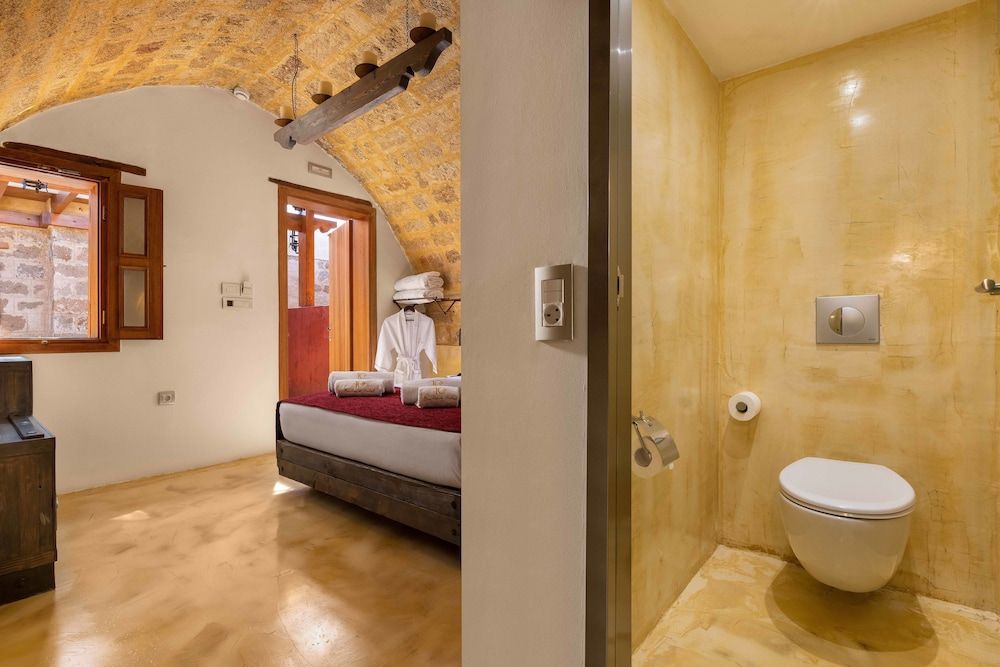 10GR Boutique Hotel and Wine Bar Deluxe Stone Room 13