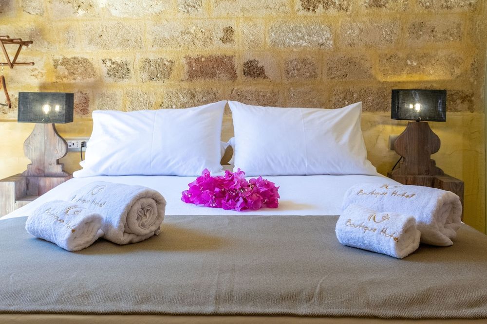 10GR Boutique Hotel and Wine Bar Deluxe Stone Room 8