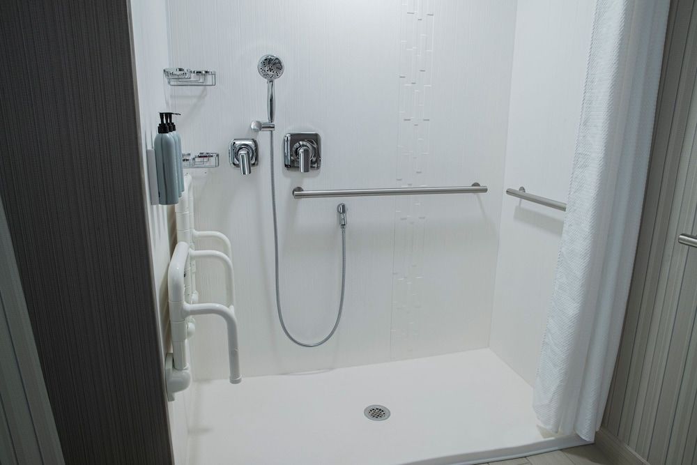 Room, 2 Queen Beds (Mobility/Hearing Access, Roll-In Shwr)