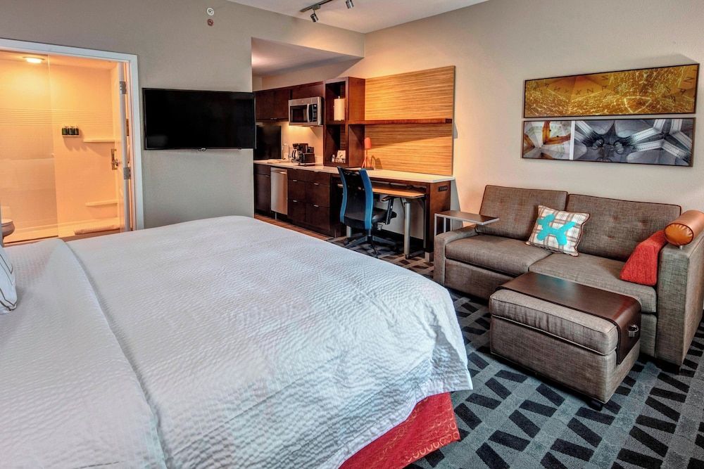 Studio, 1 King Bed with Sofa bed (Hearing Accessible)