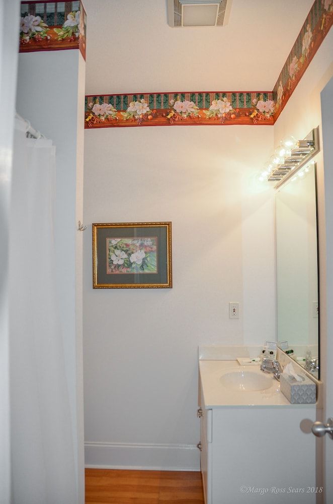 Standard Room, 1 King Bed, Non Smoking (Magnolia)