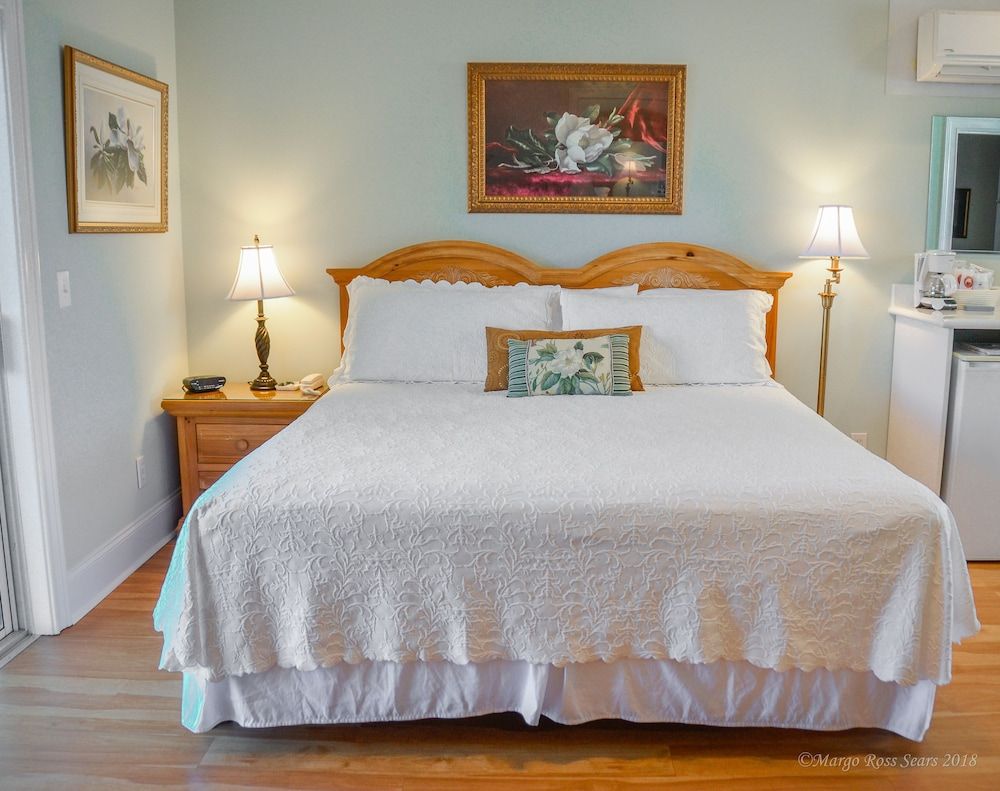 Standard Room, 1 King Bed, Non Smoking (Magnolia)