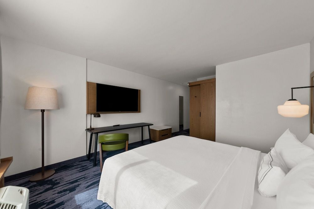 Room, 1 King Bed (Mobility/Hearing Access, Roll-In Shwr)