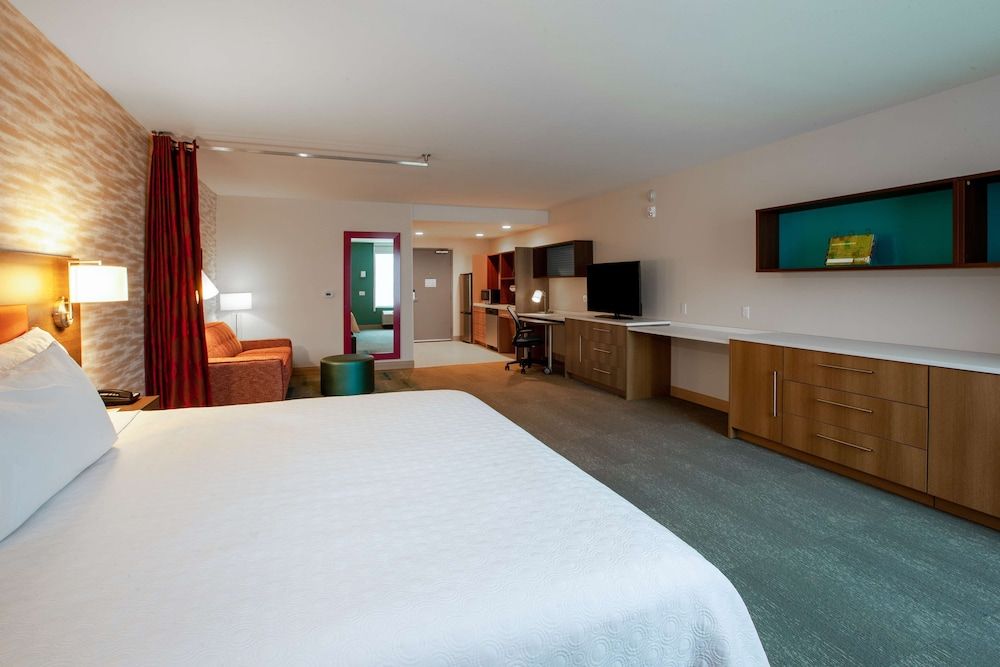 Studio, 1 King Bed, Accessible, Non Smoking (Roll-In Shower)