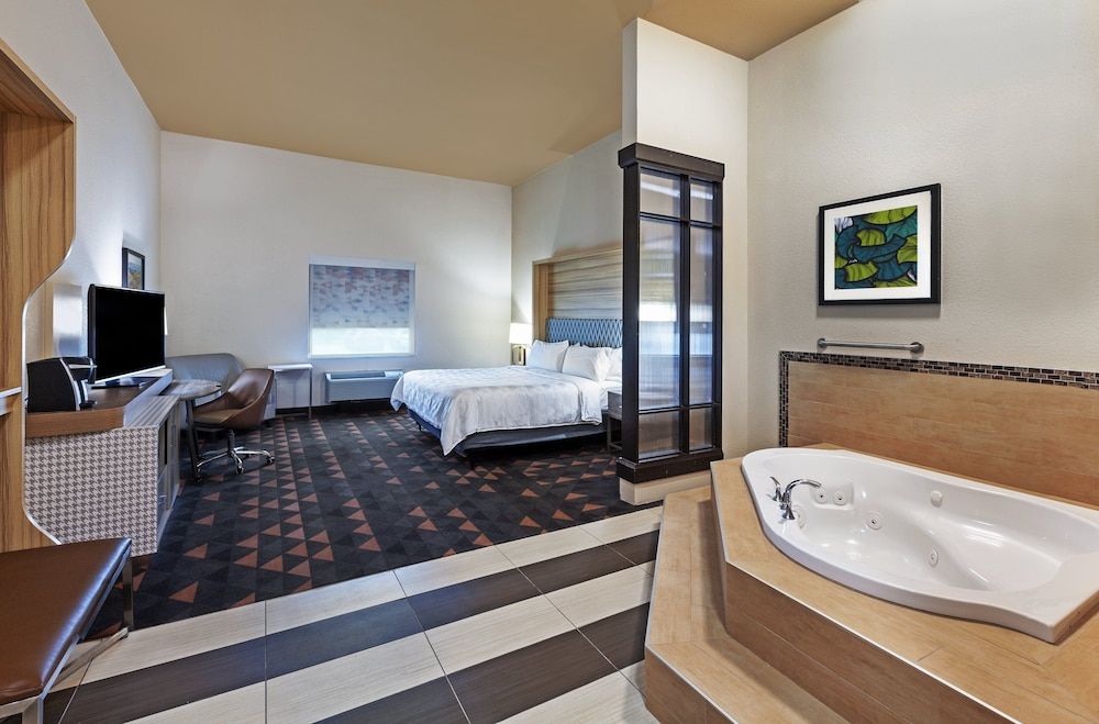 Holiday Inn Amarillo East by IHG Standard Room, 2 Queen Beds, Accessible (Mobility Roll-In Shower) 4