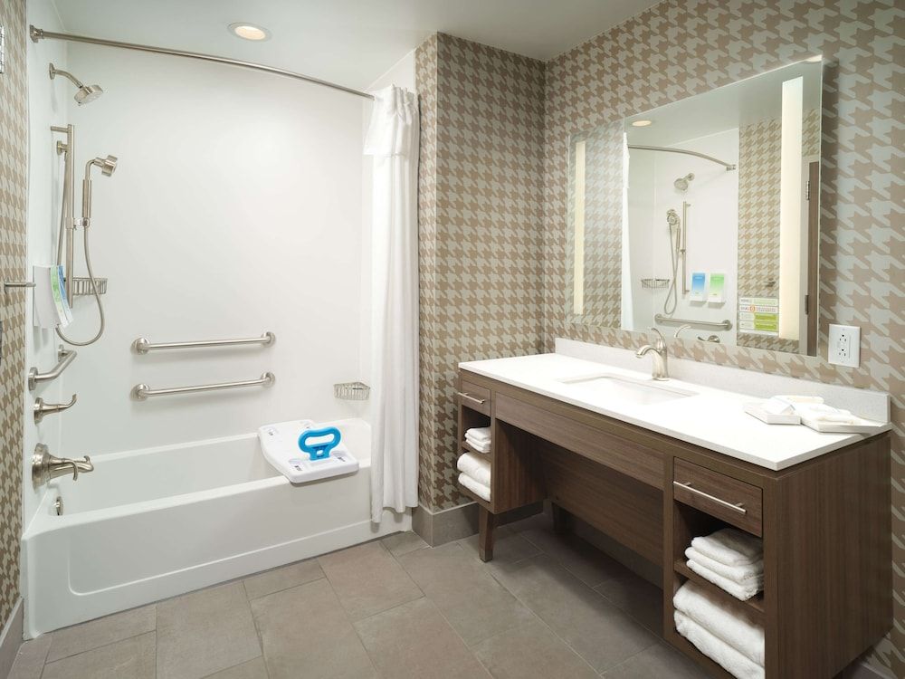 Studio, 1 Queen Bed, Accessible, Bathtub