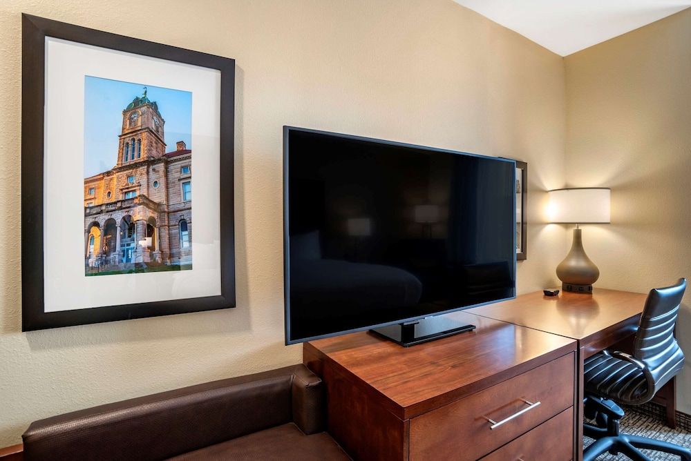 Comfort Inn & Suites Harrisonburg Room, 1 King Bed, Accessible, Non Smoking 9