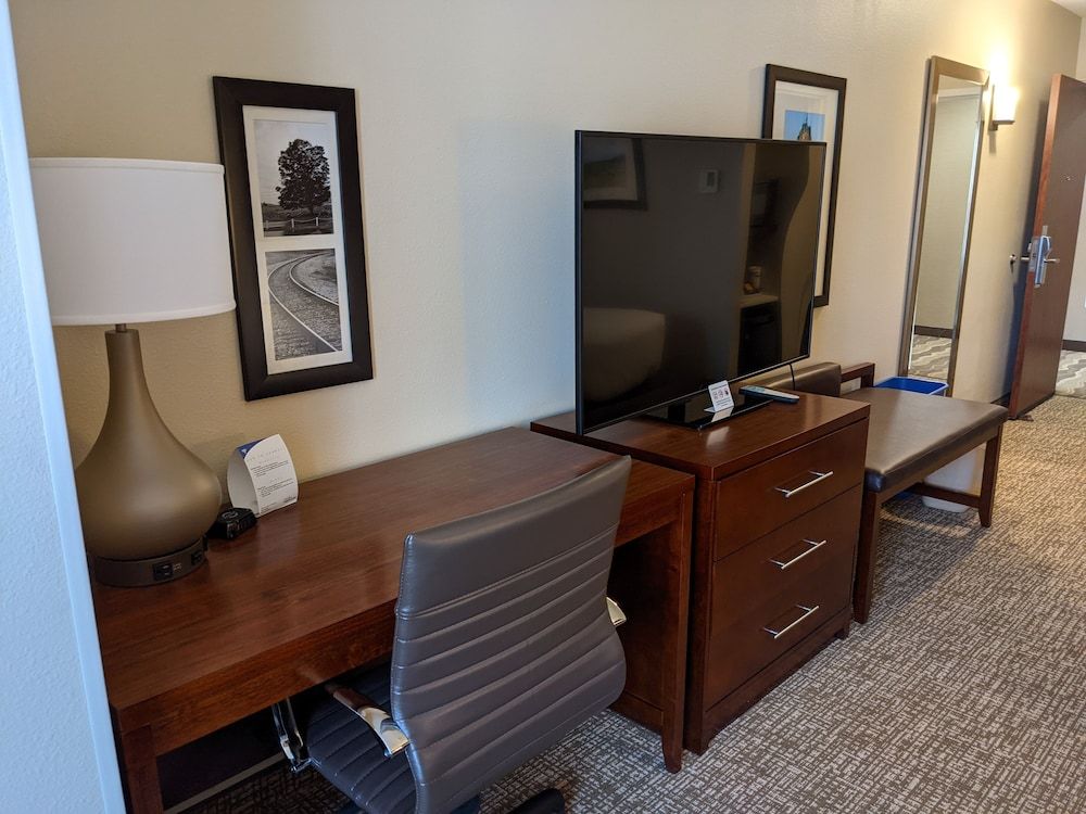 Comfort Inn & Suites Harrisonburg Room, 1 King Bed, Accessible, Non Smoking 7