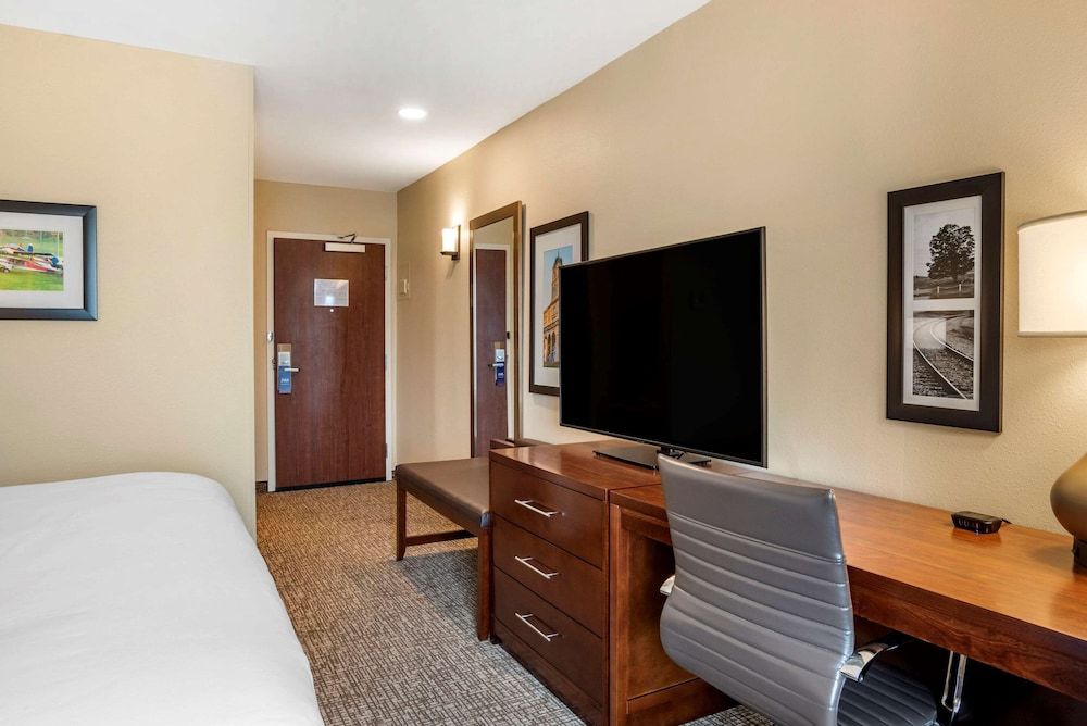 Comfort Inn & Suites Harrisonburg Room, 1 King Bed, Accessible, Non Smoking 8