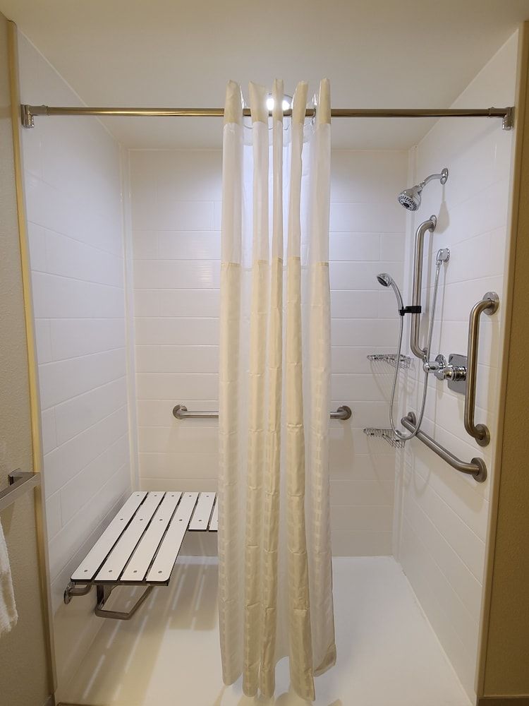 Comfort Inn & Suites Harrisonburg Room, 1 King Bed, Accessible, Non Smoking 4