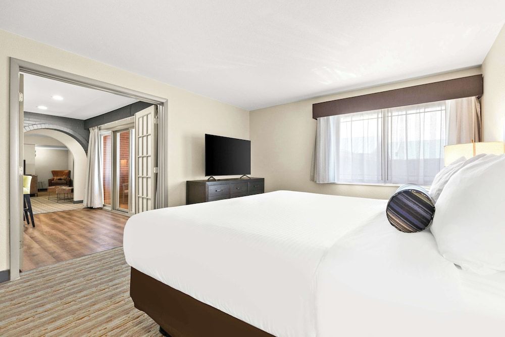 Suite, 1 King Bed, Non Smoking, Balcony (with Sofabed)