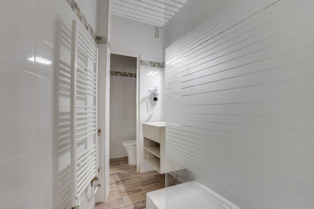 Hotel de France Prestige Single/Double with Balcony 6