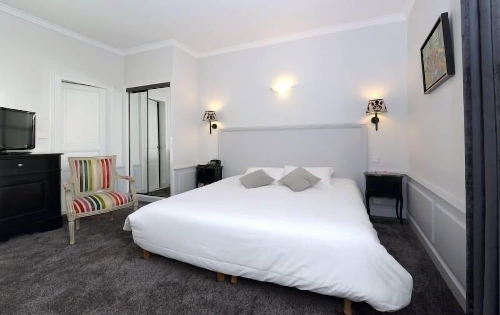 Hotel de France Prestige Single/Double with Balcony 3