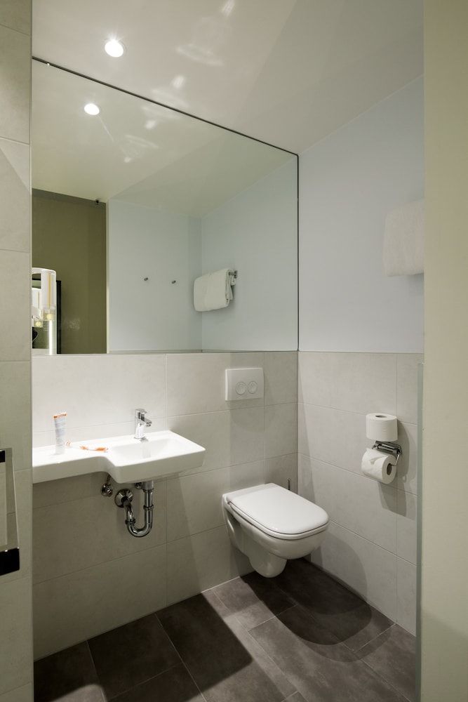 easyHotel Brussels City Centre Standard Twin Room 5