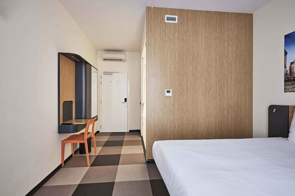 undefined easyHotel Brussels City Centre 5