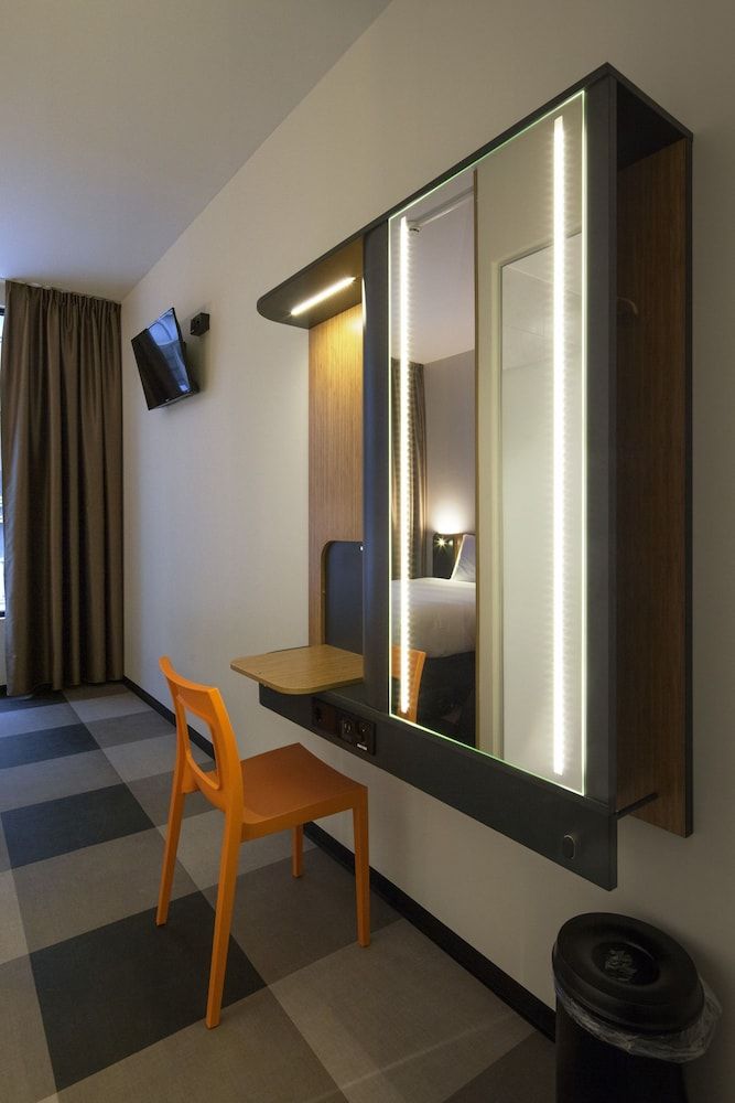 undefined easyHotel Brussels City Centre 3