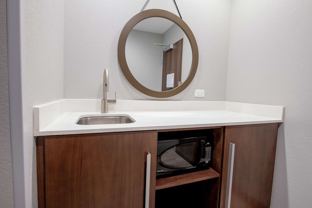 Suite, 1 King Bed, Accessible