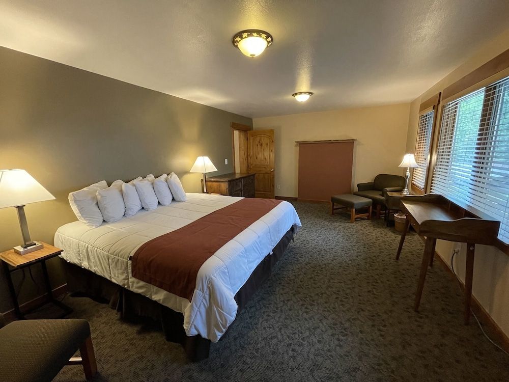 King and 2 Queen Room, River View
