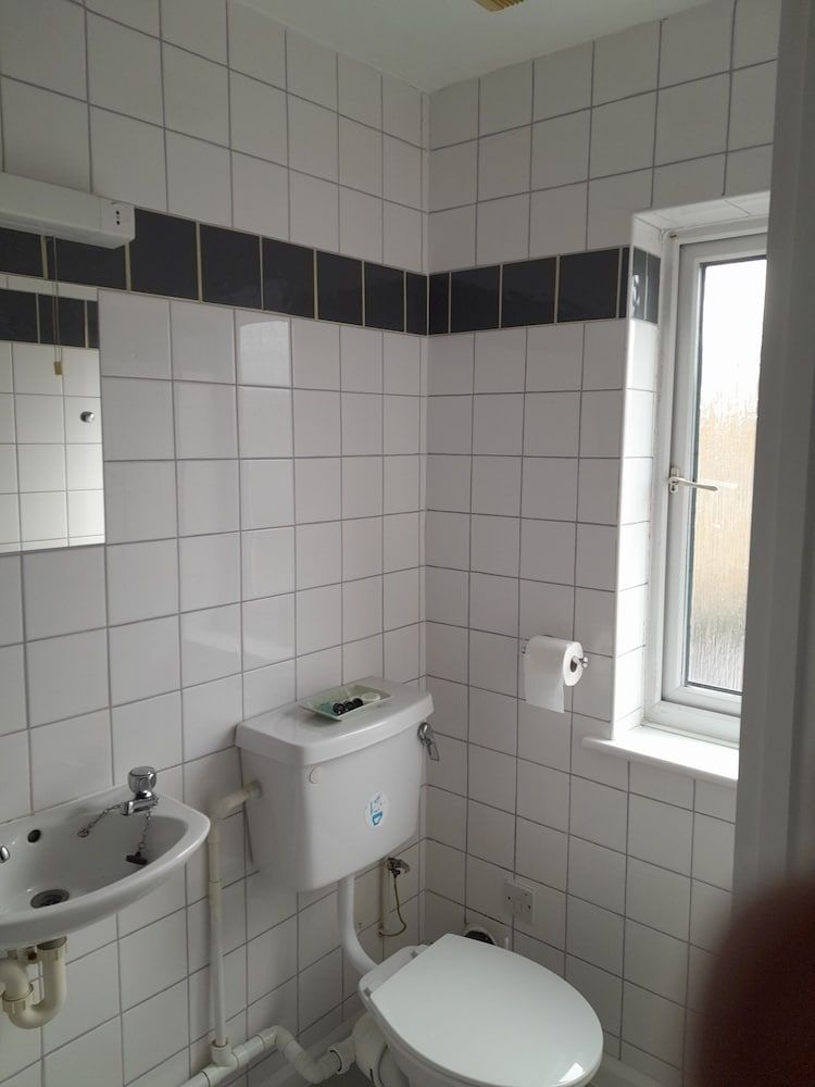 Basic Twin Room, Ensuite (Room 2)