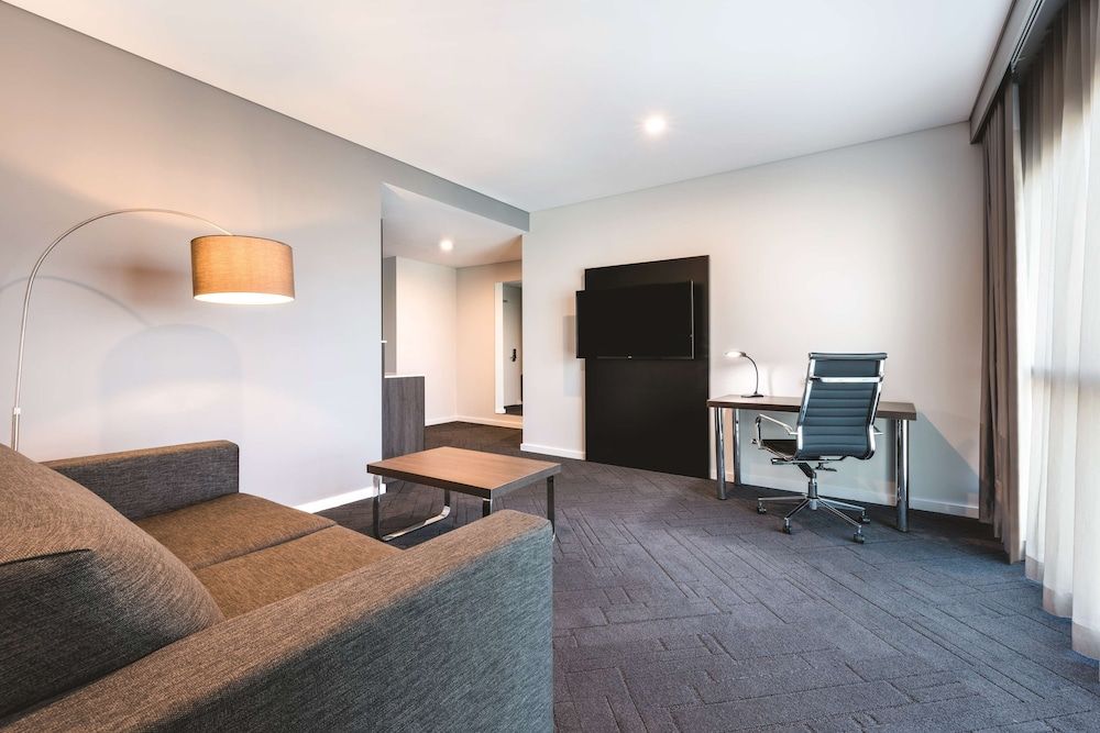 Vibe Hotel Subiaco Perth Premier Suite, City View 6