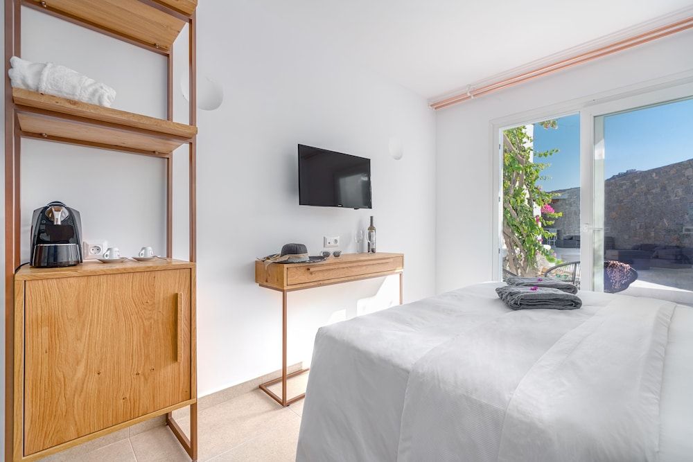 Omnia Mykonos Boutique Hotel & Suites Deluxe Room, Pool View 4