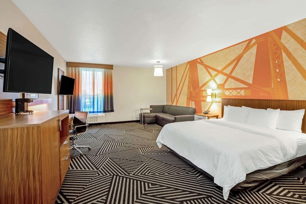Executive Room, 1 King Bed, Accessible, Non Smoking (Mobility/Hearing, Tub w/ Grab Bars)