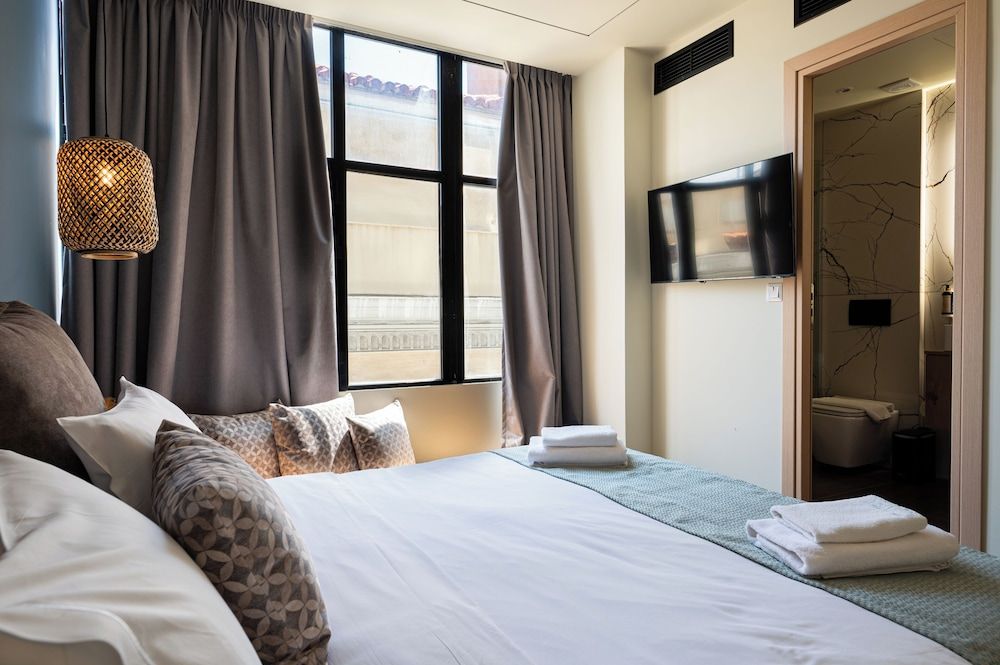 Ciel Living Athens Deluxe Double Room, City View 5