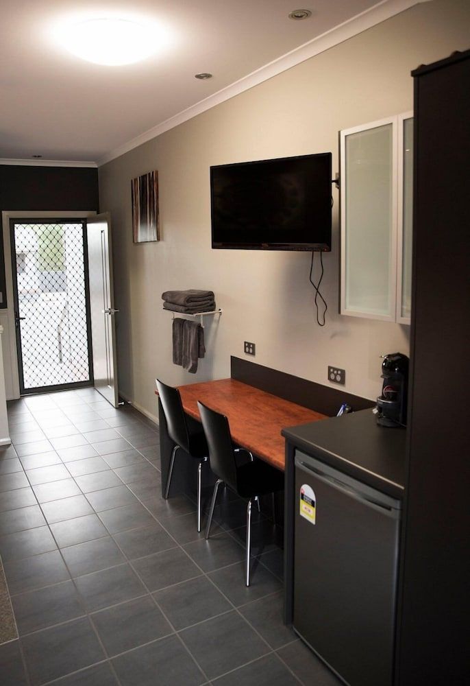 The Rocks Motel Queen Room with Garden View 5