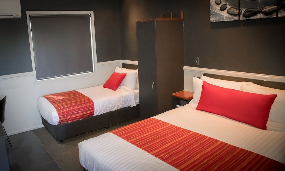 The Rocks Motel Queen + Single Room