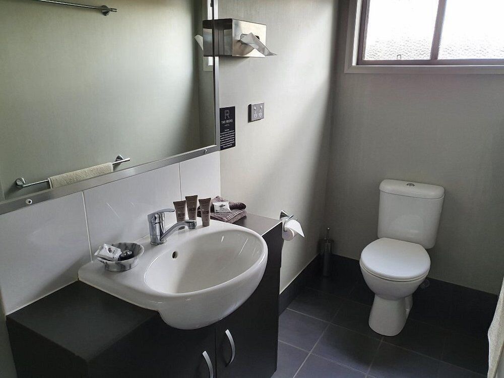 The Rocks Motel Queen + Single Room 7