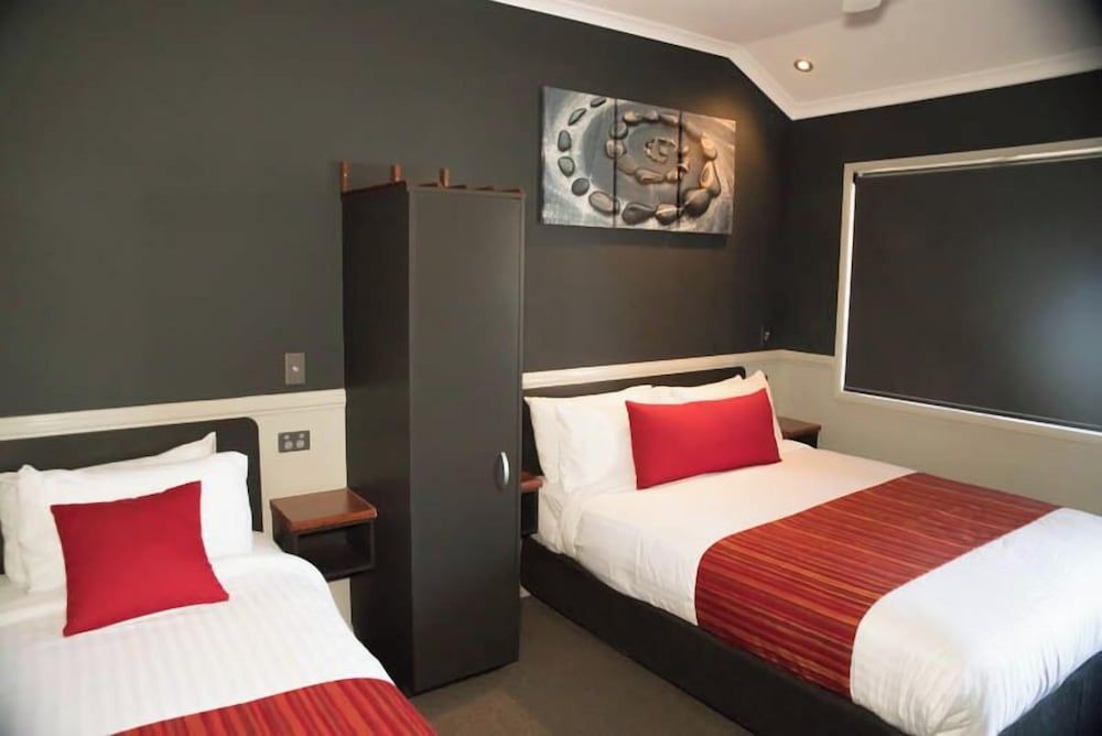 The Rocks Motel Queen + Single Room 3